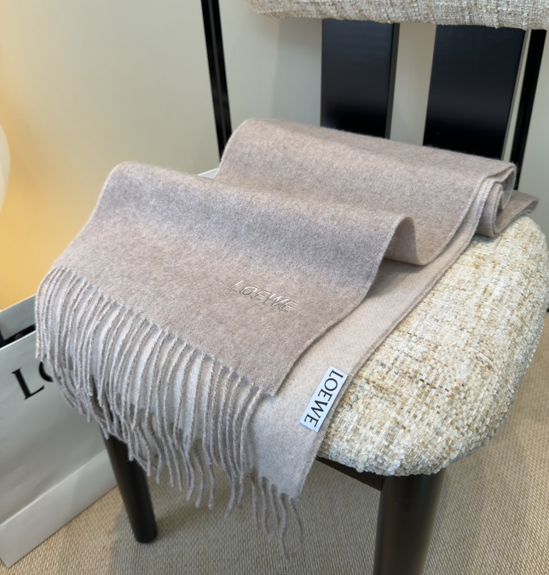 【▪Loewe · 罗意威难得一见的温柔配色，低调又不失优雅❗】重点推荐❗双面配色，一条围巾两种风格搭配