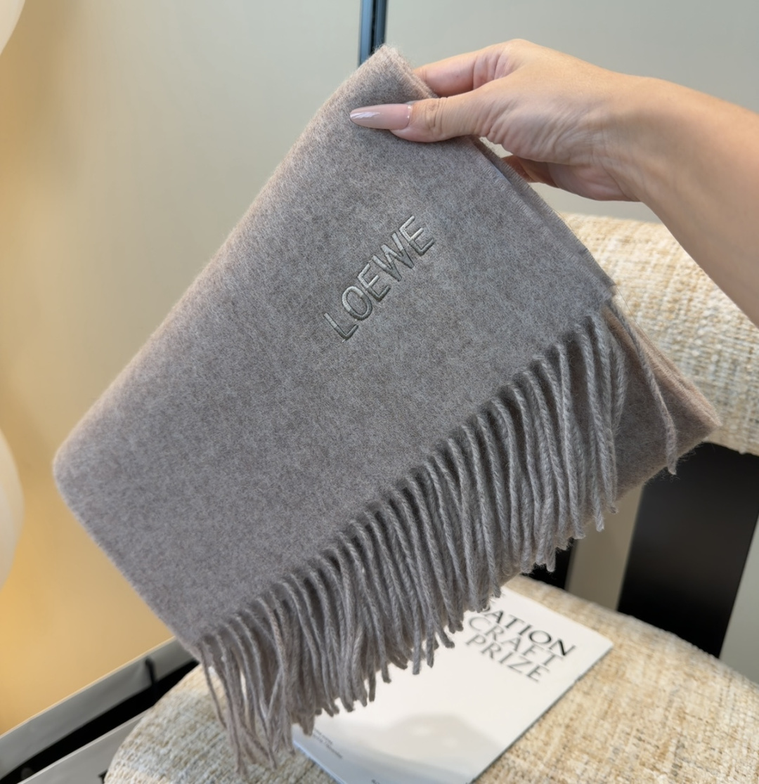 【▪Loewe · 罗意威难得一见的温柔配色，低调又不失优雅❗】重点推荐❗双面配色，一条围巾两种风格搭配