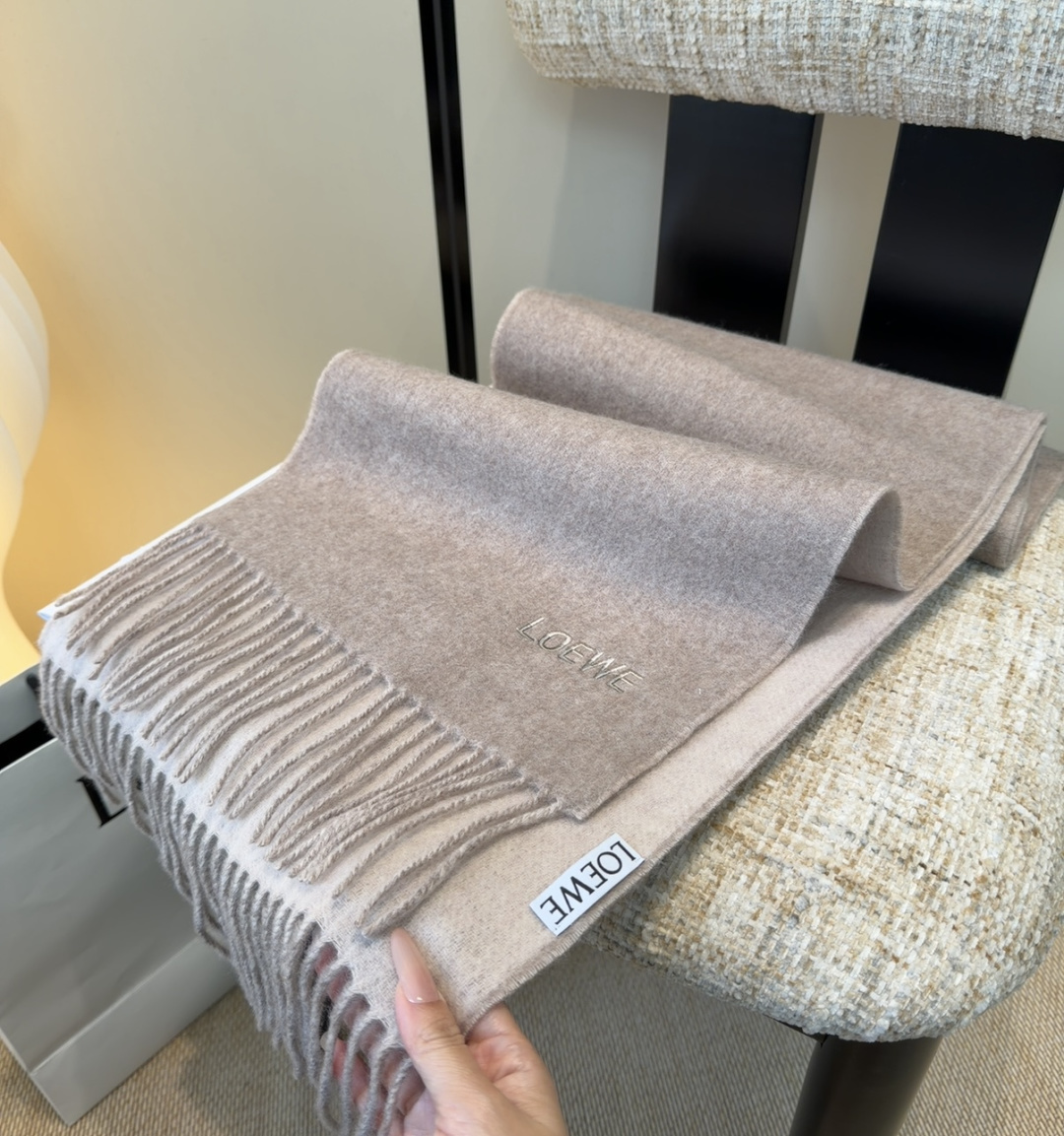 【▪Loewe · 罗意威难得一见的温柔配色，低调又不失优雅❗】重点推荐❗双面配色，一条围巾两种风格搭配