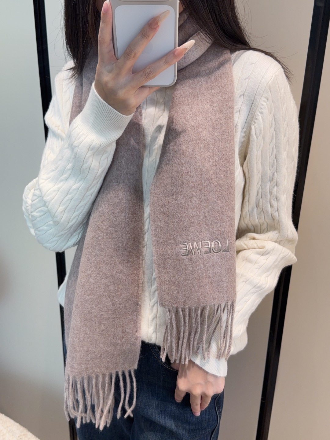 NO:663233,【Loewe ·  Loewe's rare and gentle color matching, low-key yet elegant] Highly recommend the double-sided color matching, a scarf with two styles, high-end, comfortable and fashionable temperament, a niche name, but full of big-name style, super Amway loewe this soft color that touches the heart  Beautiful scarf, extremely simple color with eye-catching color-changing logo, the finishing touch without losing the beauty, the pursuit of successful people, the color is absolute, a bit unique and fairy-like, the absolute choice for couples, the color is elegant, not enchanting, specifications 30x  180cm high version scarf, high version scarf, loewe, loewe19860909【Loewe · 罗意威难得一见的温柔配色,低调又不失优雅】重点推荐双面配色,一条围巾两种风格搭配,高级舒适时髦气质,名小众,却大牌范十足,超级安利loewe这款触动内心的柔美围巾,极其简单的颜色搭配抢眼的变色logo,点睛之笔确又不失美感,成功人士的追求,色彩绝对,有点独有的仙气,绝对的情侣款不二之选,颜色淡雅,不妖娆规格30x 180cm高版本围巾,高版本围巾,loewe,loewe,scarf