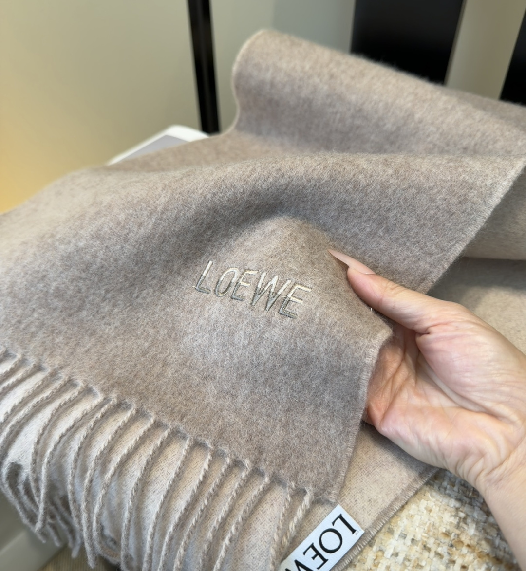 【▪Loewe · 罗意威难得一见的温柔配色，低调又不失优雅❗】重点推荐❗双面配色，一条围巾两种风格搭配