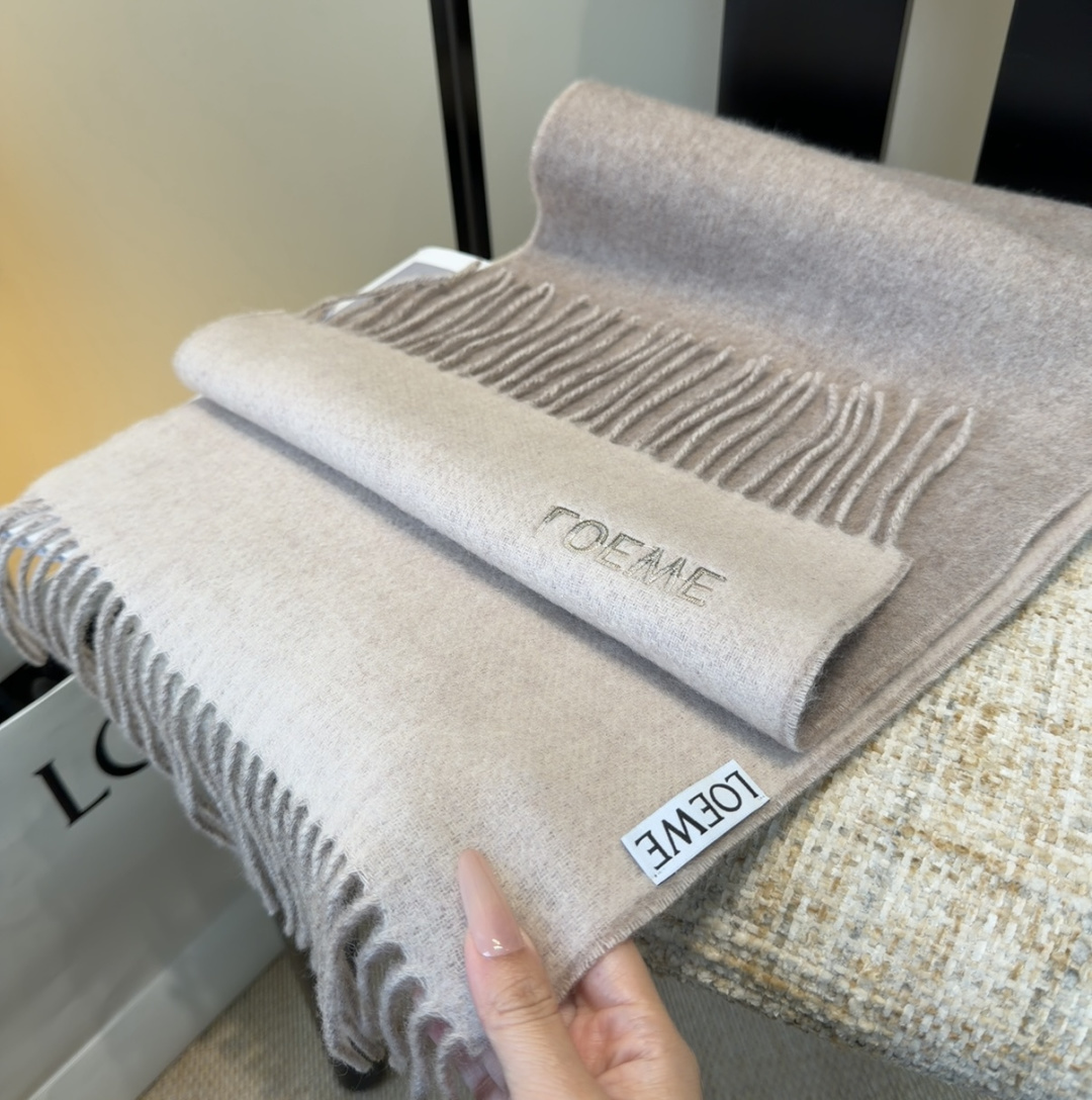【▪Loewe · 罗意威难得一见的温柔配色，低调又不失优雅❗】重点推荐❗双面配色，一条围巾两种风格搭配