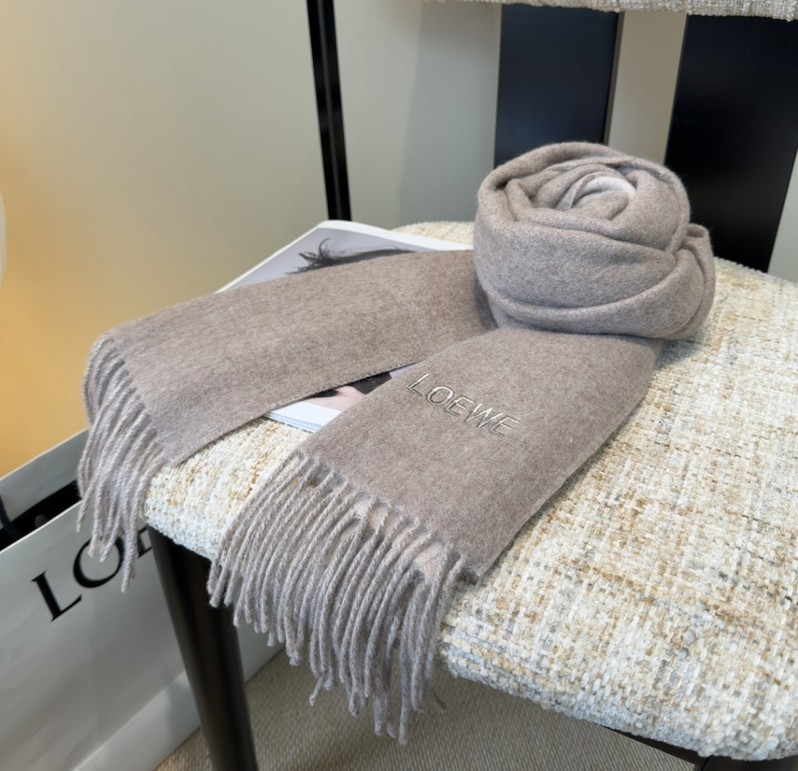 【▪Loewe · 罗意威难得一见的温柔配色，低调又不失优雅❗】重点推荐❗双面配色，一条围巾两种风格搭配