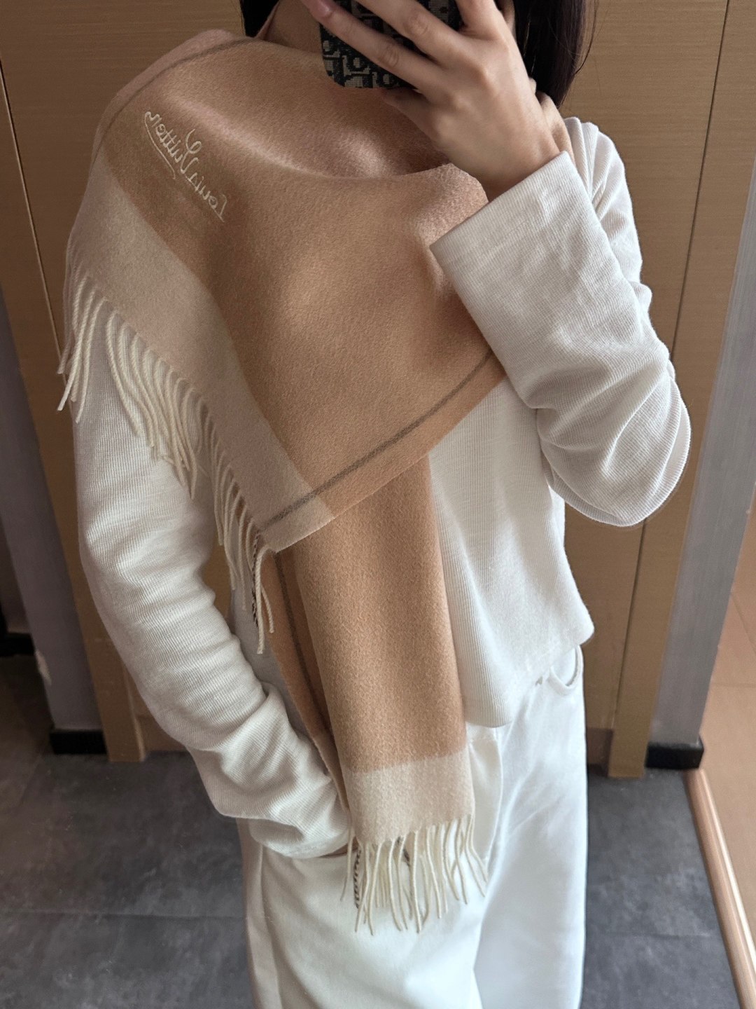 NO:663239,【Family benefits are coming!  !  Lv high-end heavyweight scarf!  】An angry recommendation, excited~!  !  You must get started quickly, the same process is difficult, and it is super soft and waxy. Our price is really unbeatable and great value!  Price feedback from my mother ~ I love the fabric, the double-sided cashmere yarn is really clear and clean, and the velvet feel in your hand is really super comfortable!  Very soft, the upper body effect is unparalleled and beautiful. Medium thickness, very close to the neck~ Size specification 30*185cm high version scarf, high version scarf, louis vuitton19860909【家属福利来了！！Lv 高端重磅围巾！】怒赞推荐,激动~！！下手绝对要快,同工艺难度大,超级无敌软糯 我们这个价格真的无敌超值！亲妈价格回馈~面料大爱,双面的羊绒纱线真的清晰干净,握在手里绒感真的超级无敌舒服！非常柔软,上身效果无敌好看 中等厚度,非常亲脖子的一款~ 尺寸规格30*185cm高版本围巾,高版本围巾,louis vuitton,scarf