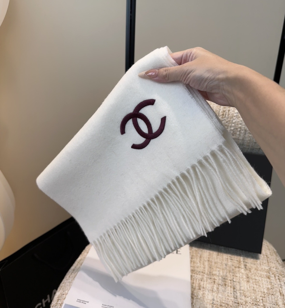 香奈儿围巾❗️好看的要疯掉了，太有型太有魅力了❗️❗️非常斯文时尚的秋冬单品！真的很喜欢，非常Class