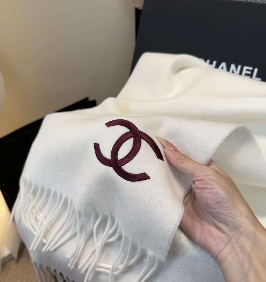 香奈儿围巾❗️好看的要疯掉了，太有型太有魅力了❗️❗️非常斯文时尚的秋冬单品！真的很喜欢，非常Class