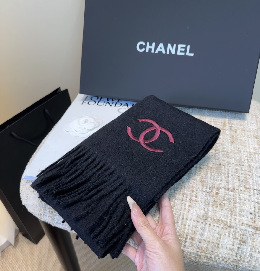 香奈儿围巾❗️好看的要疯掉了，太有型太有魅力了❗️❗️非常斯文时尚的秋冬单品！真的很喜欢，非常Class