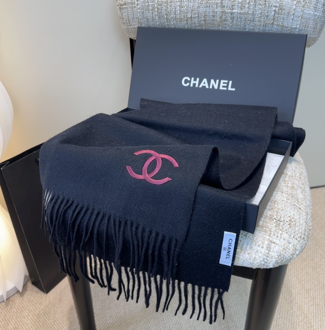 香奈儿围巾❗️好看的要疯掉了，太有型太有魅力了❗️❗️非常斯文时尚的秋冬单品！真的很喜欢，非常Class