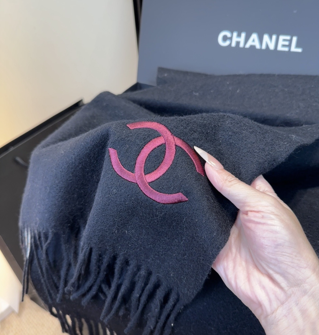 香奈儿围巾❗️好看的要疯掉了，太有型太有魅力了❗️❗️非常斯文时尚的秋冬单品！真的很喜欢，非常Class