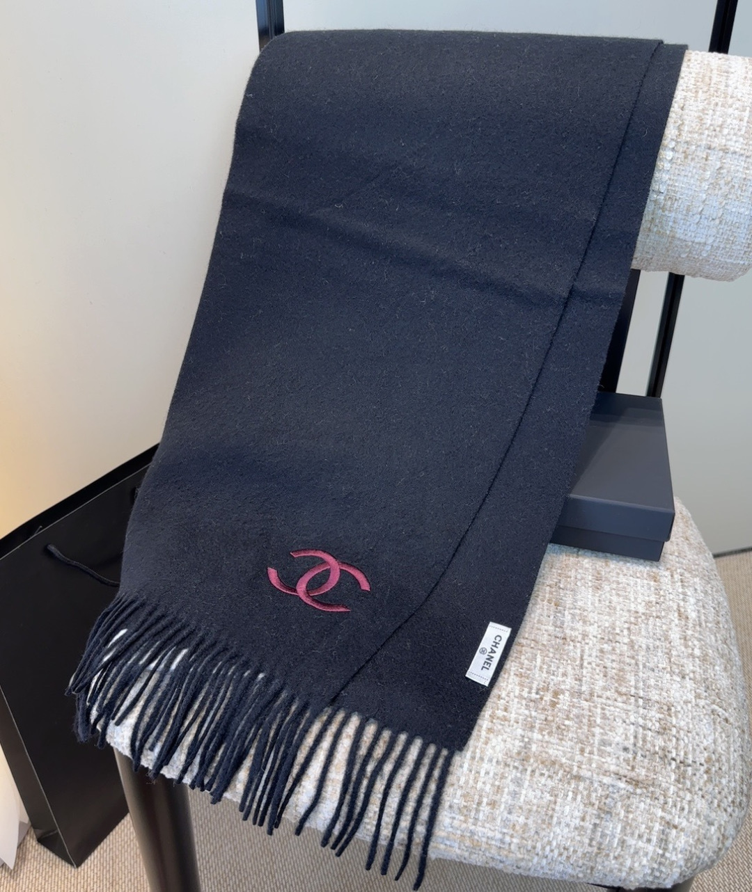 香奈儿围巾❗️好看的要疯掉了，太有型太有魅力了❗️❗️非常斯文时尚的秋冬单品！真的很喜欢，非常Class