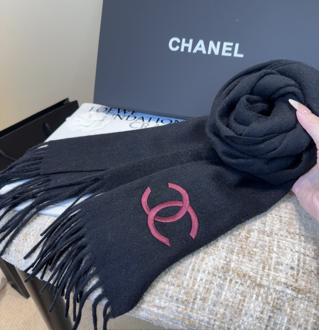 香奈儿围巾❗️好看的要疯掉了，太有型太有魅力了❗️❗️非常斯文时尚的秋冬单品！真的很喜欢，非常Class