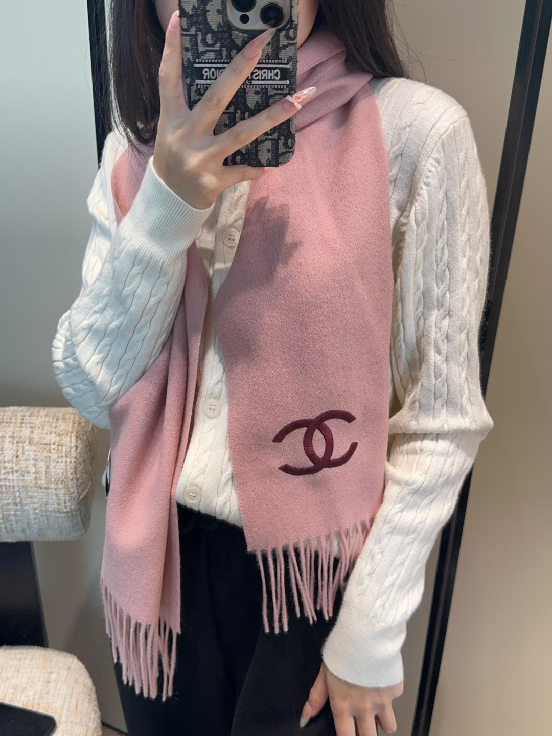 NO:663244,Chanel scarves are crazy beautiful, so stylish and charming, a very elegant and fashionable autumn and winter item!  I really like it, it’s a very classic men’s design. The men’s items are small but refined, and the feel is really amazing. The effect on the upper body is really good, no matter how you wear it, it looks good!  !  This style is really worth buying with your eyes closed, and it can be easily worn by any age group!  !  !  30*180cm high version scarf, high version scarf, chanel19860909香奈儿围巾好看的要疯掉了,太有型太有魅力了非常斯文时尚的秋冬单品！真的很喜欢,非常Classical的男款设计.男人的东西少而精手感真的绝了上身效果真的随便怎么围都好看！！这种款式真的闭着眼买,任何年龄层都轻松驾驭！！！30*180cm高版本围巾,高版本围巾,chanel,scarf