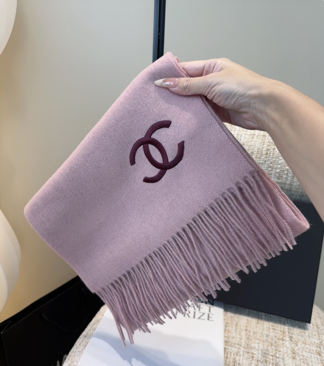 香奈儿围巾❗️好看的要疯掉了，太有型太有魅力了❗️❗️非常斯文时尚的秋冬单品！真的很喜欢，非常Class