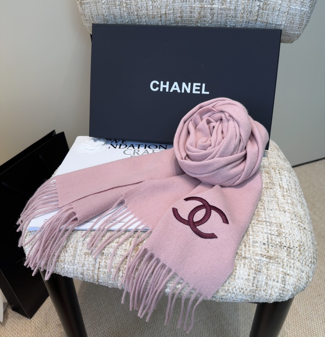 香奈儿围巾❗️好看的要疯掉了，太有型太有魅力了❗️❗️非常斯文时尚的秋冬单品！真的很喜欢，非常Class