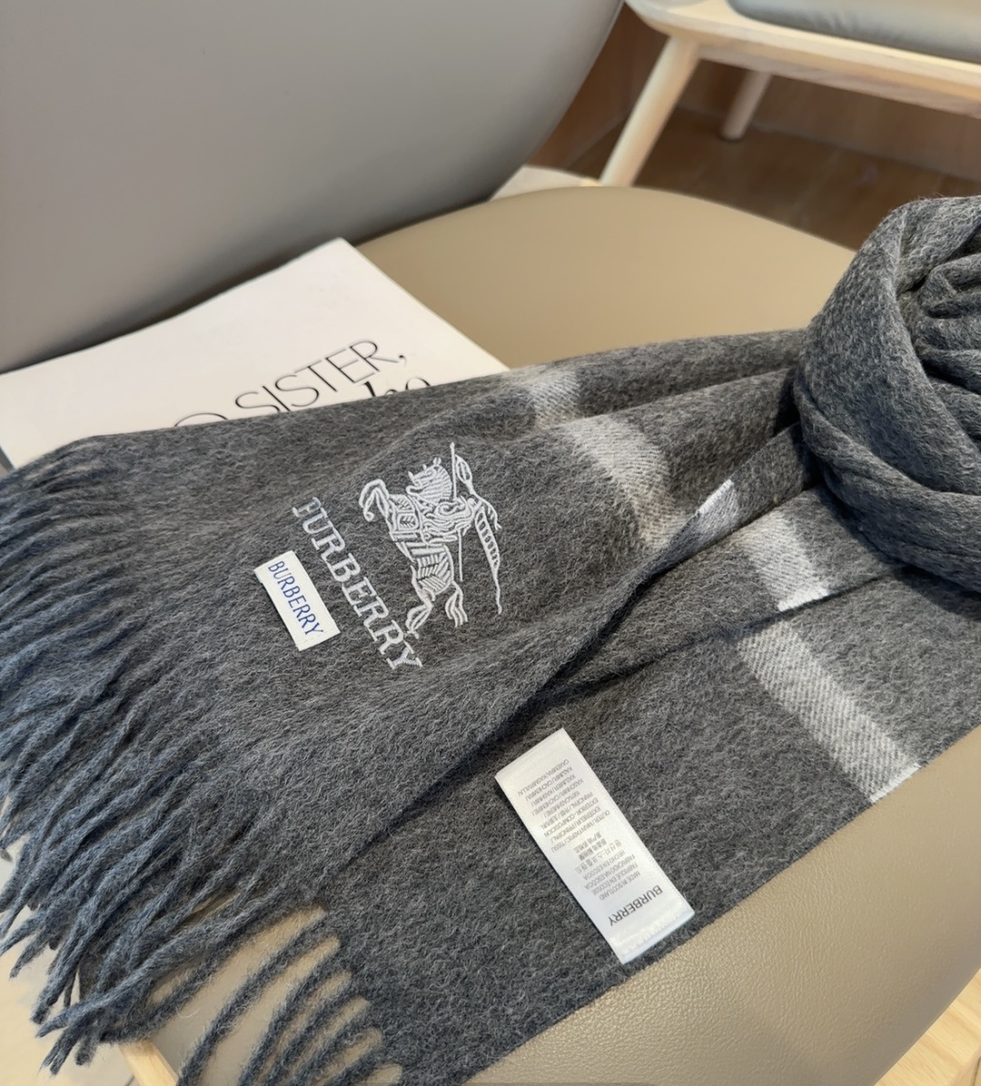 Burberry · 巴宝莉围巾❗️好看的要疯掉了，太有型太有魅力了❗️❗️非常斯文时尚的秋冬单品！真的