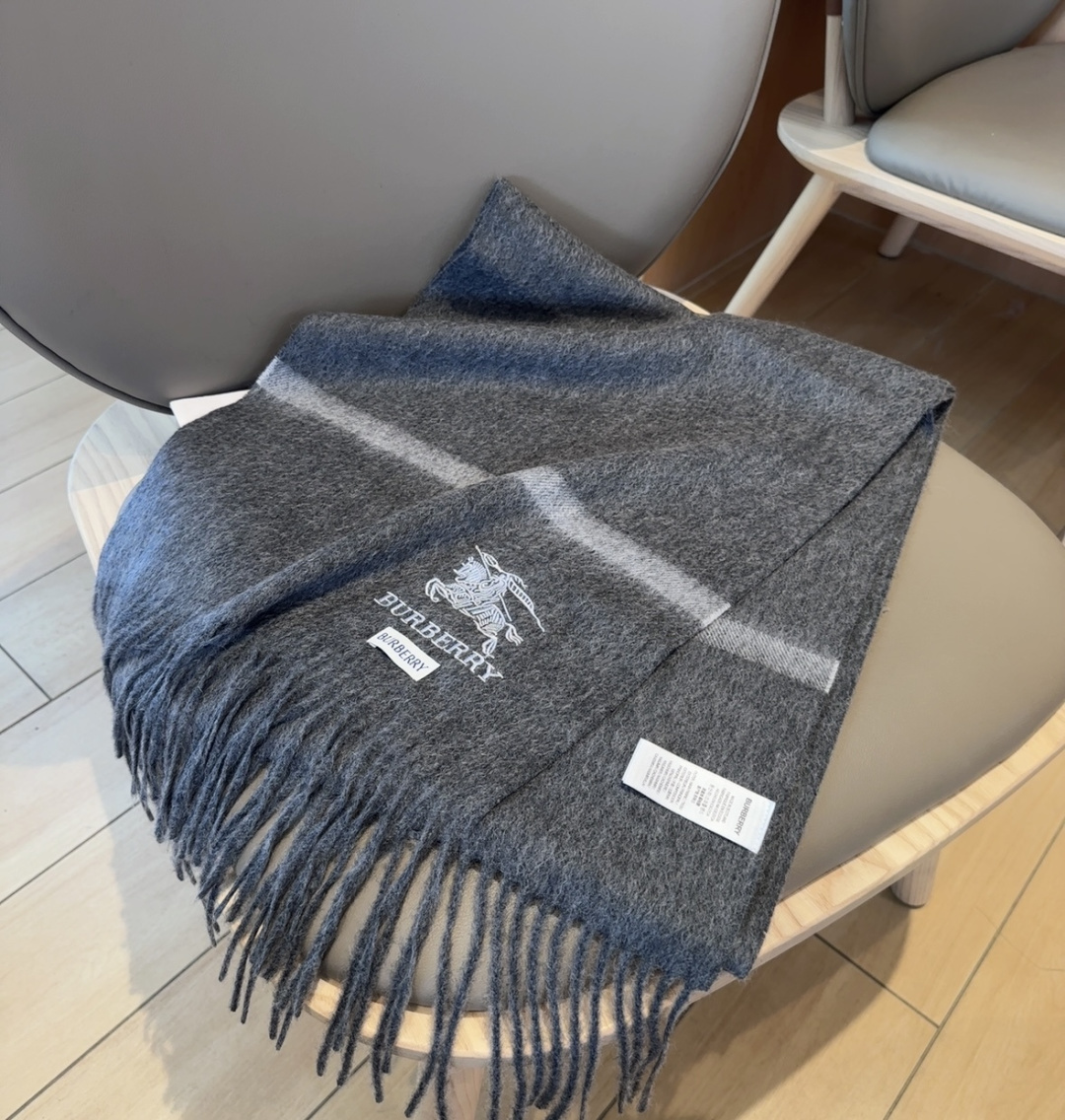 Burberry · 巴宝莉围巾❗️好看的要疯掉了，太有型太有魅力了❗️❗️非常斯文时尚的秋冬单品！真的