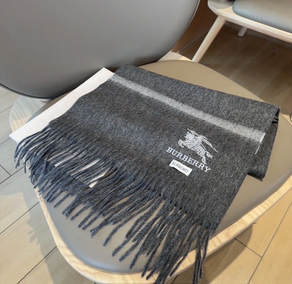Burberry · 巴宝莉围巾❗️好看的要疯掉了，太有型太有魅力了❗️❗️非常斯文时尚的秋冬单品！真的