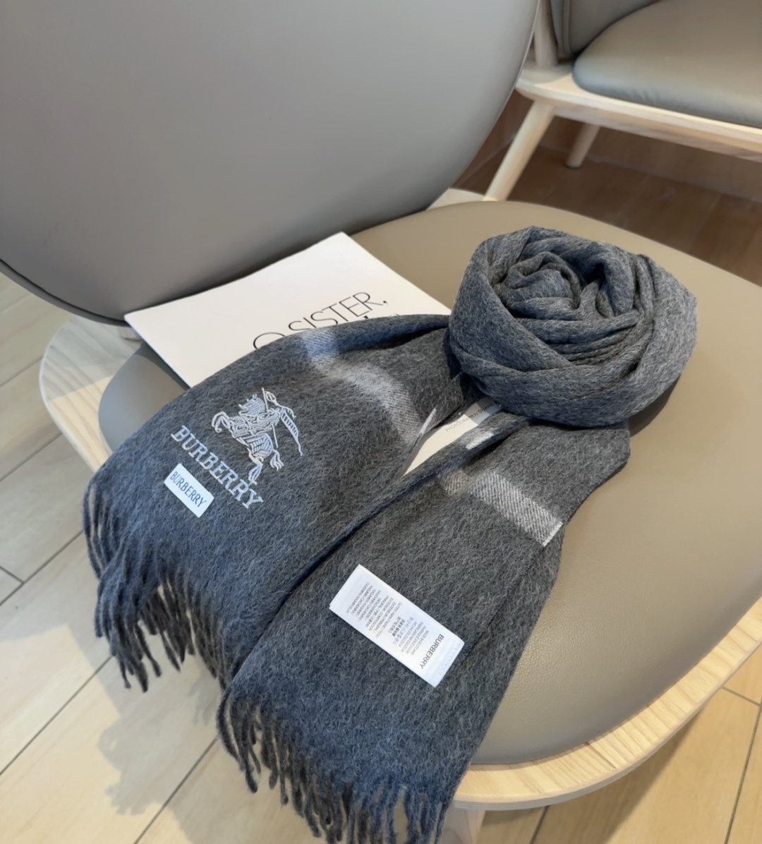 Burberry · 巴宝莉围巾❗️好看的要疯掉了，太有型太有魅力了❗️❗️非常斯文时尚的秋冬单品！真的