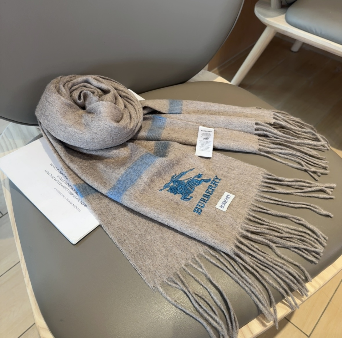 Burberry · 巴宝莉围巾❗️好看的要疯掉了，太有型太有魅力了❗️❗️非常斯文时尚的秋冬单品！真的