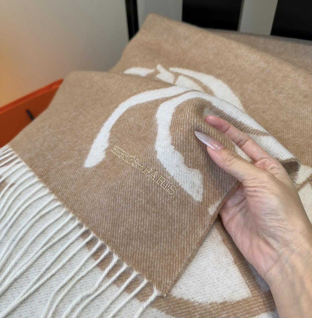 2025年Hermes · 爱马仕，难得一见的温柔配色，低调又不失优雅❗️】重点推荐❗️双边配色，一条围