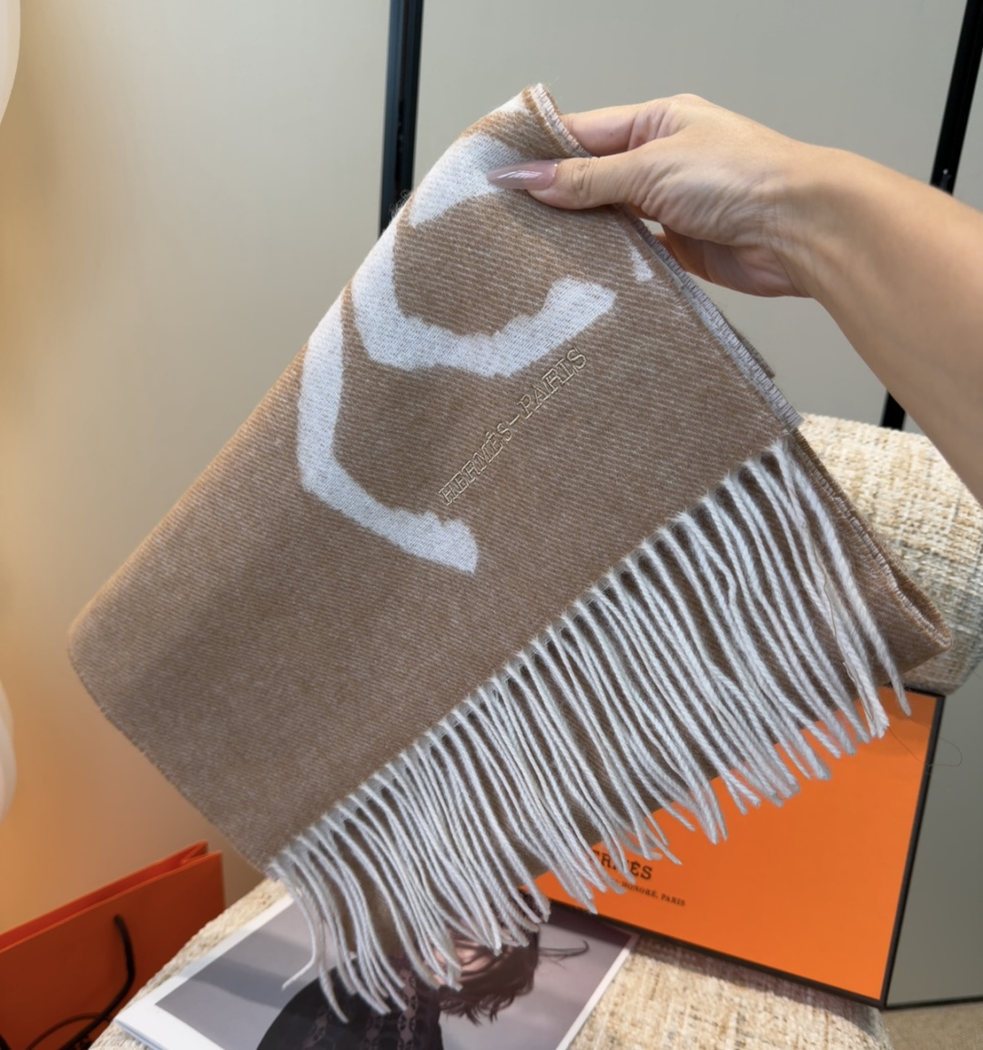 2025年Hermes · 爱马仕，难得一见的温柔配色，低调又不失优雅❗️】重点推荐❗️双边配色，一条围