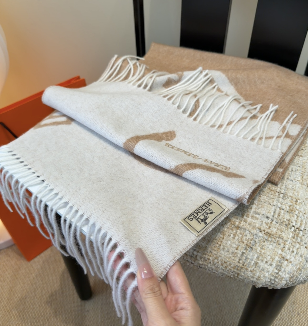 2025年Hermes · 爱马仕，难得一见的温柔配色，低调又不失优雅❗️】重点推荐❗️双边配色，一条围