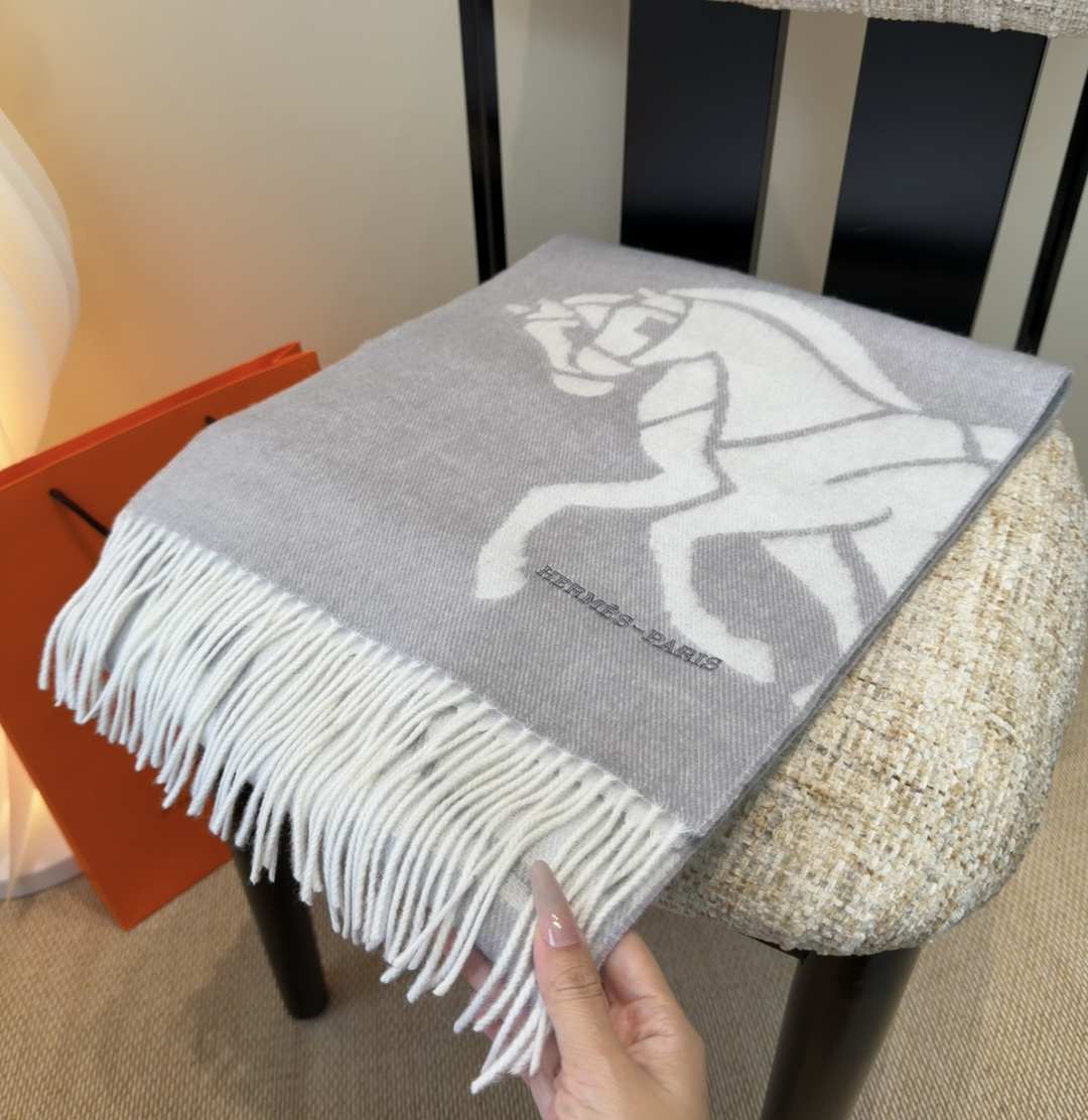 2025年Hermes · 爱马仕，难得一见的温柔配色，低调又不失优雅❗️】重点推荐❗️双边配色，一条围