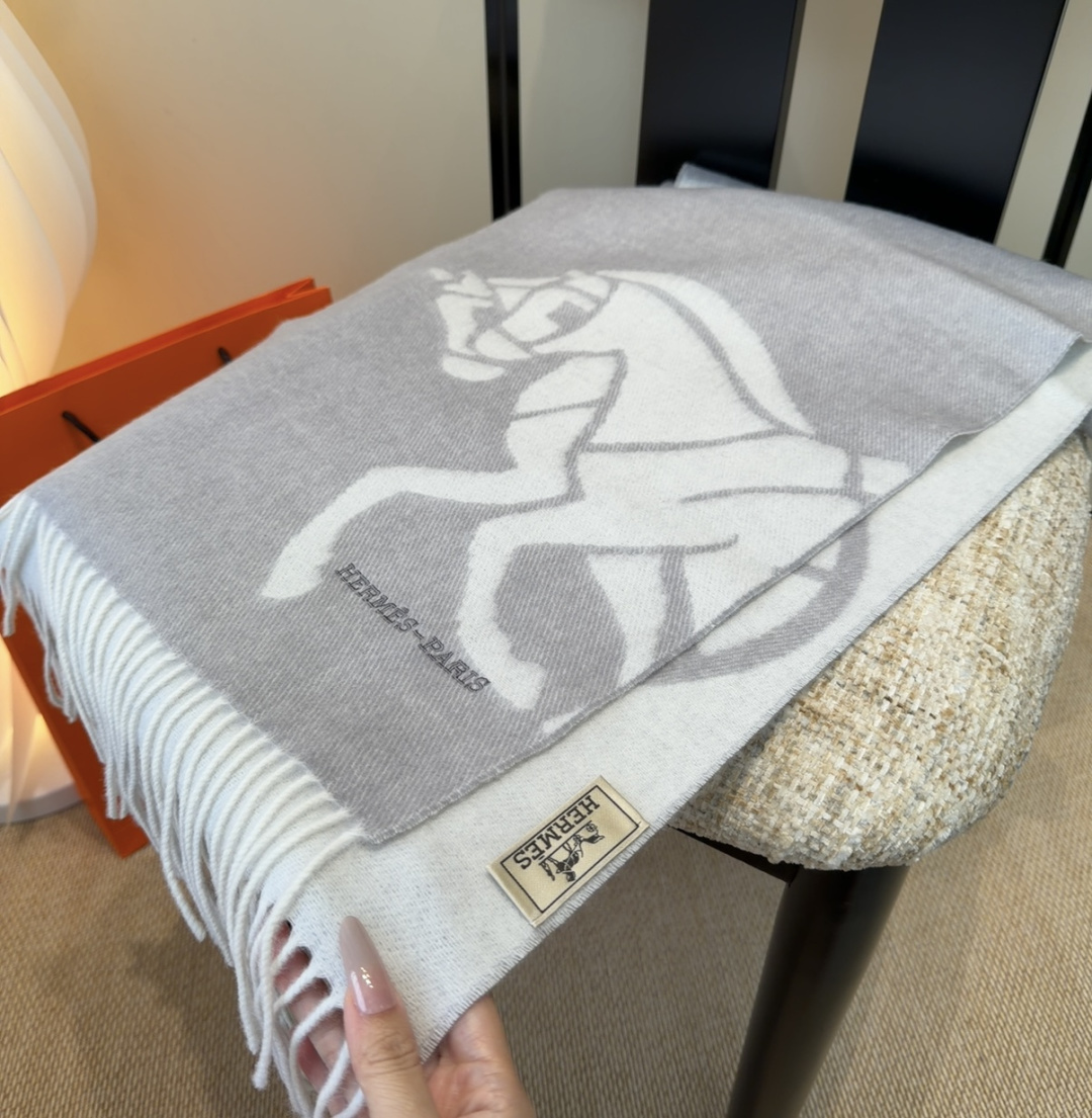 2025年Hermes · 爱马仕，难得一见的温柔配色，低调又不失优雅❗️】重点推荐❗️双边配色，一条围