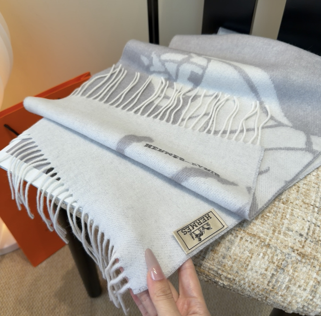 2025年Hermes · 爱马仕，难得一见的温柔配色，低调又不失优雅❗️】重点推荐❗️双边配色，一条围