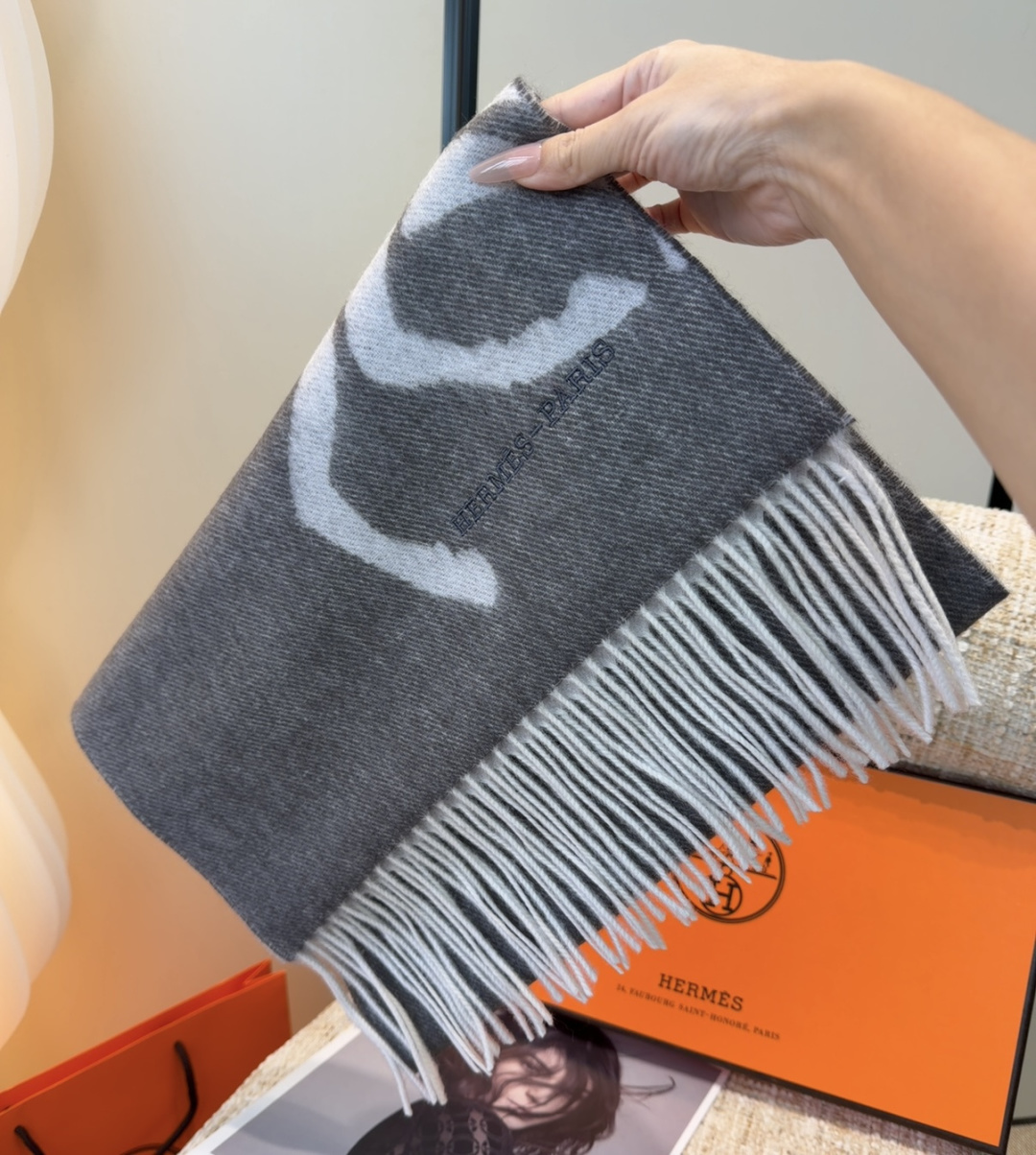 2025年Hermes · 爱马仕，难得一见的温柔配色，低调又不失优雅❗️】重点推荐❗️双边配色，一条围