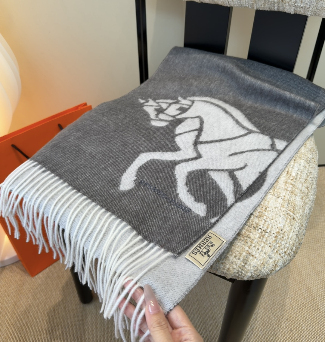 2025年Hermes · 爱马仕，难得一见的温柔配色，低调又不失优雅❗️】重点推荐❗️双边配色，一条围