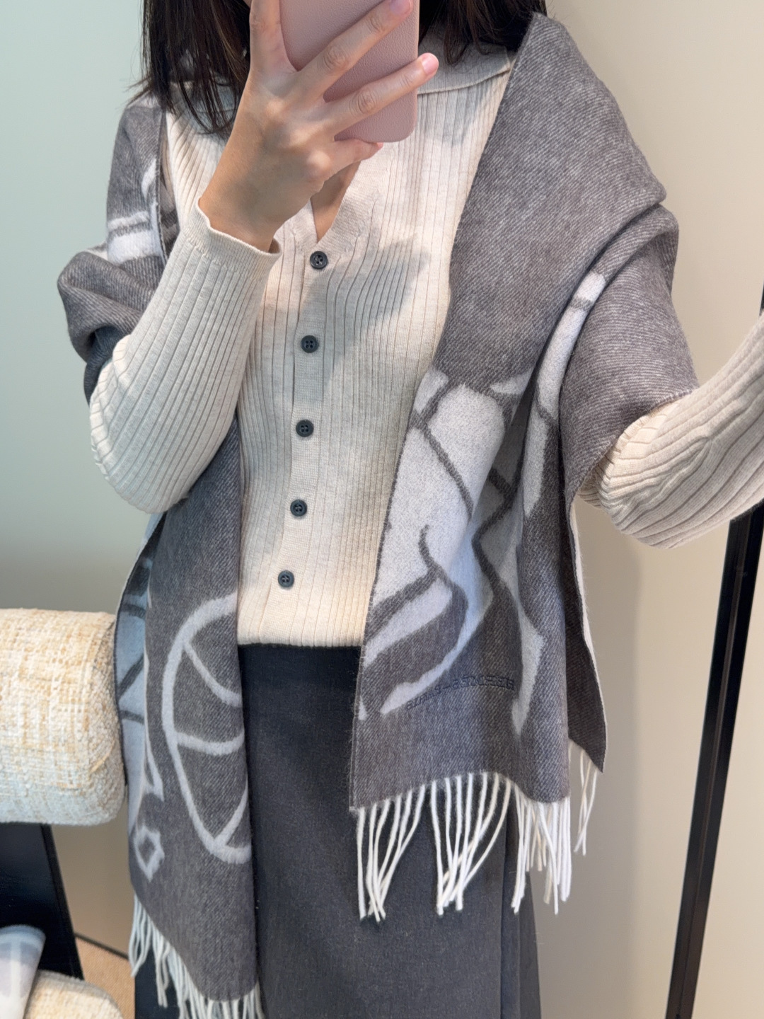 NO:663255,Hermes 2025 ·  Hermès, a rare gentle color matching, low-key yet elegant] Highly recommend the bilateral color matching, a scarf with two styles, high-end, comfortable and fashionable temperament, full of big-name style, Super Amway Big H, this soft scarf that touches the heart, extremely simple color with low-key H embroidered logo, the finishing touch without losing the beauty, the pursuit of successful people, the color is absolute, a bit unique fairy spirit, the absolute choice for couples, the color is elegant, not enchanting Specifications 35x  190cm high version scarf, high version scarf, hermes, hermes198609092025年Hermes · 爱马仕,难得一见的温柔配色,低调又不失优雅】重点推荐双边配色,一条围巾两种风格搭配,高级舒适时髦气质,大牌范十足,超级安利大H这款触动内心的柔美围巾,极其简单的颜色搭配低调的H刺绣logo,点睛之笔确又不失美感,成功人士的追求,色彩绝对,有点独有的仙气,绝对的情侣款不二之选,颜色淡雅,不妖娆规格35x 190cm高版本围巾,高版本围巾,hermes,hermes,scarf