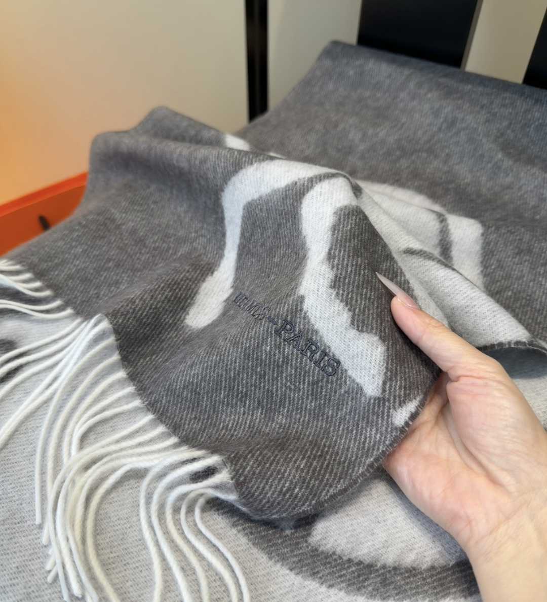 2025年Hermes · 爱马仕，难得一见的温柔配色，低调又不失优雅❗️】重点推荐❗️双边配色，一条围