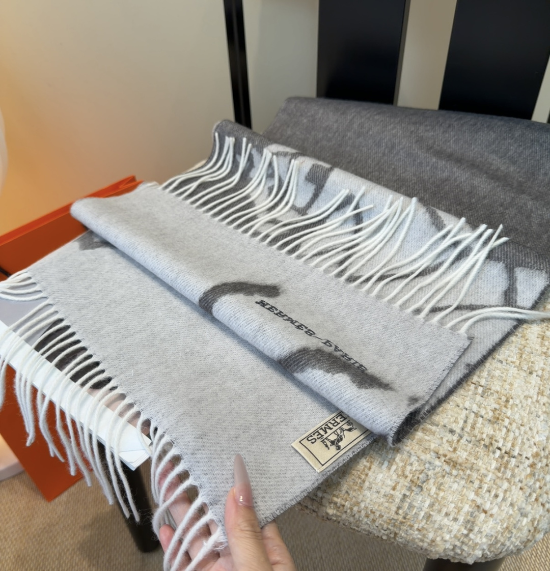 2025年Hermes · 爱马仕，难得一见的温柔配色，低调又不失优雅❗️】重点推荐❗️双边配色，一条围