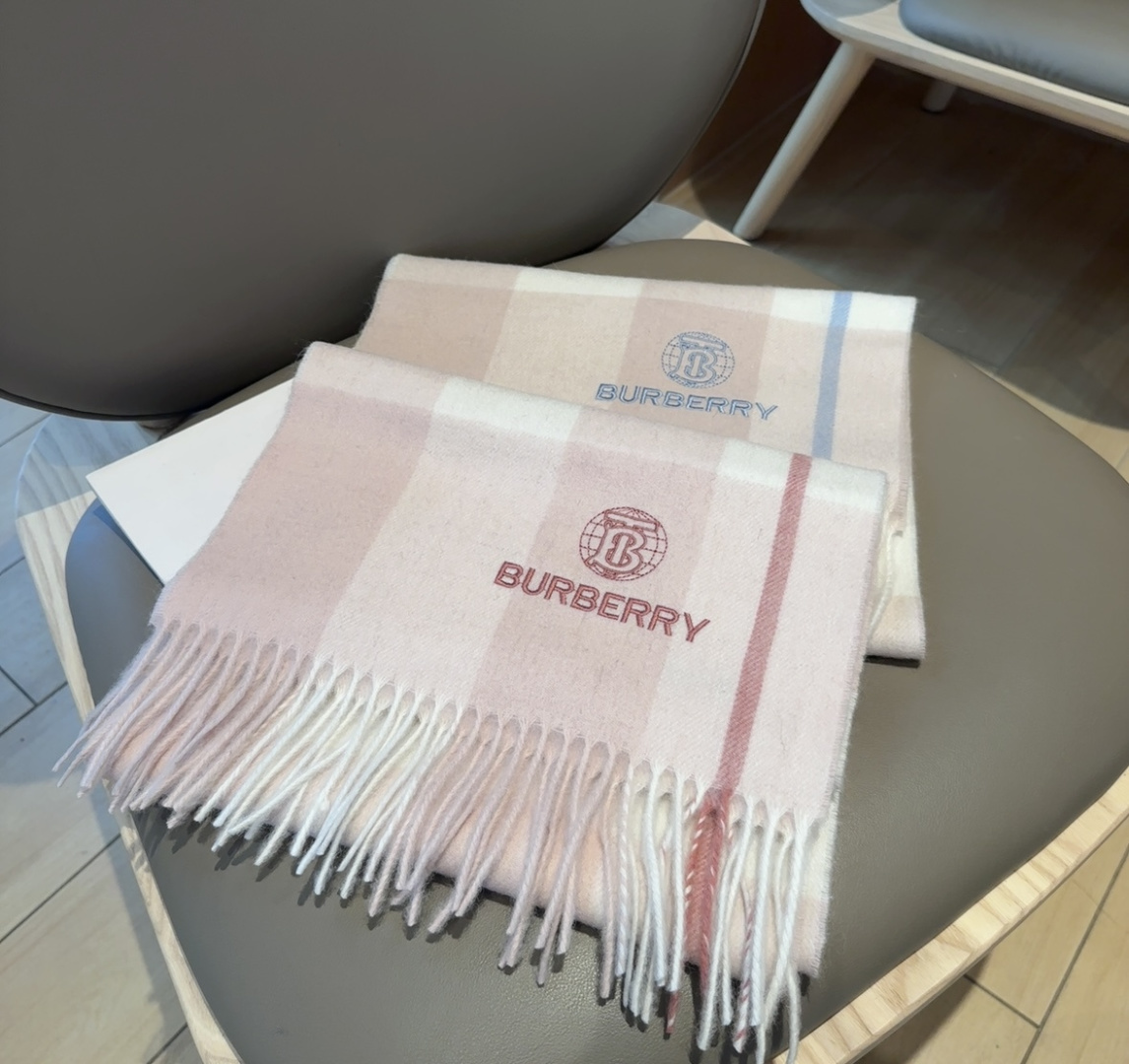 Burberry · 巴宝莉格子围巾❗️好看的要疯掉了，太有型太有魅力了❗️❗️非常斯文时尚的秋冬单品！