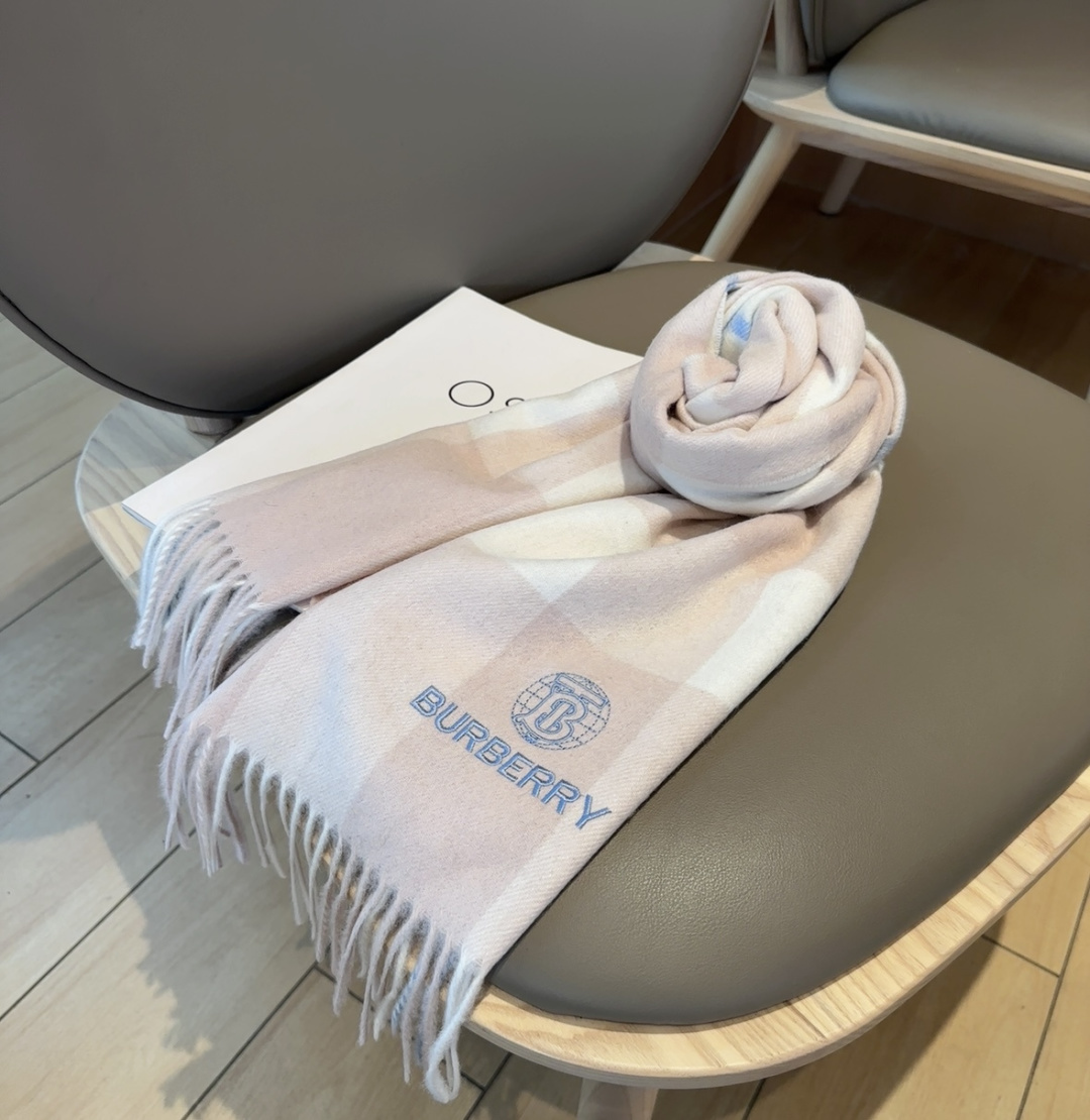 Burberry · 巴宝莉格子围巾❗️好看的要疯掉了，太有型太有魅力了❗️❗️非常斯文时尚的秋冬单品！