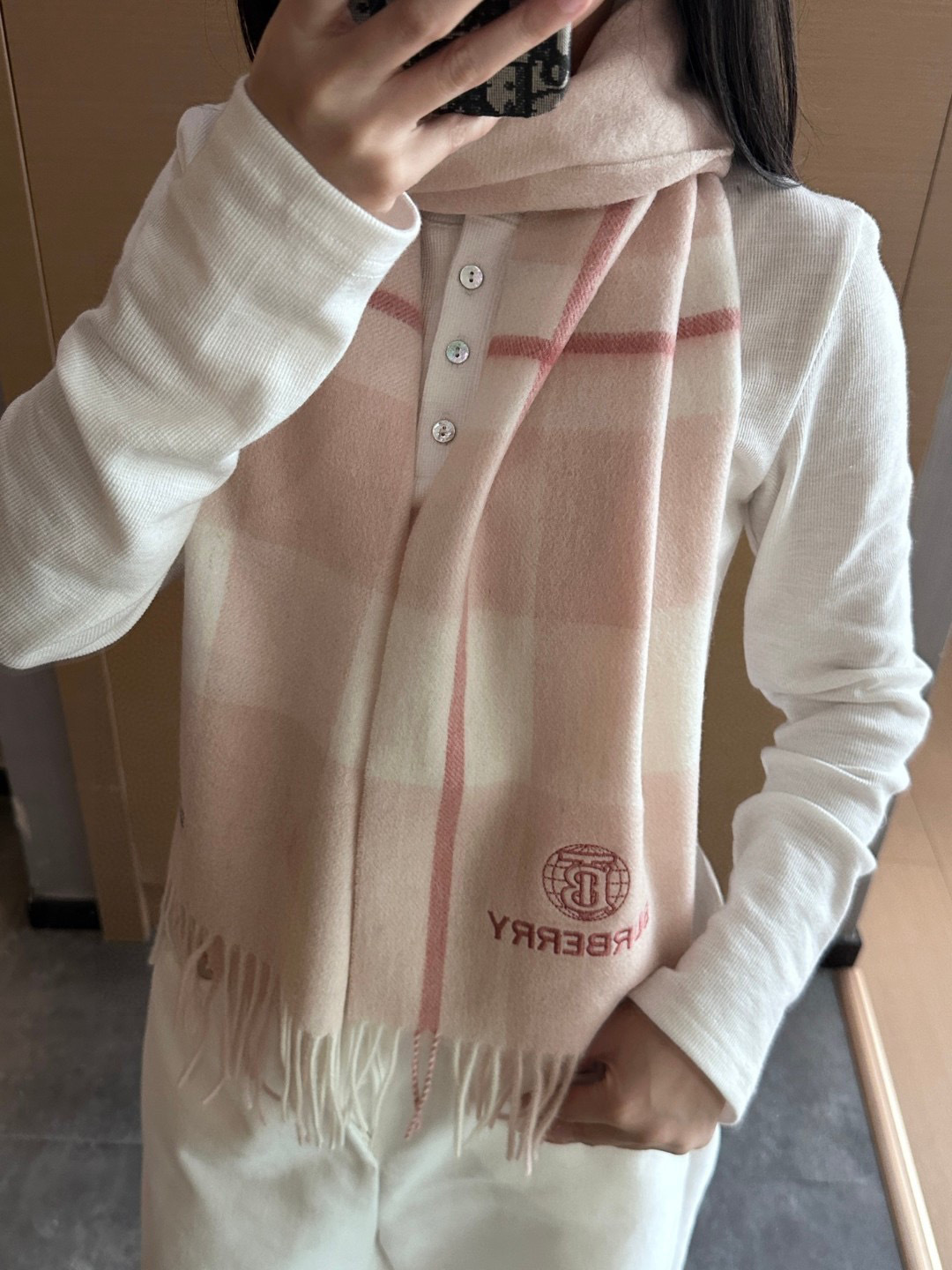 NO:663260,Burberry · Burberry plaid scarf is crazy beautiful, so stylish and charming, a very elegant and fashionable autumn and winter item!  I really like it, it’s a very classic men’s design. The men’s items are small but refined, and the feel is really amazing. The effect on the upper body is really good, no matter how you wear it, it looks good!  !  This style is really worth buying with your eyes closed, and it can be easily worn by any age group!  !  !  30*180cm high version scarf, high version scarf, burberry, burberry19860909Burberry · 巴宝莉格子围巾好看的要疯掉了,太有型太有魅力了非常斯文时尚的秋冬单品！真的很喜欢,非常Classical的男款设计.男人的东西少而精手感真的绝了上身效果真的随便怎么围都好看！！这种款式真的闭着眼买,任何年龄层都轻松驾驭！！！30*180cm高版本围巾,高版本围巾,burberry,burberry,scarf