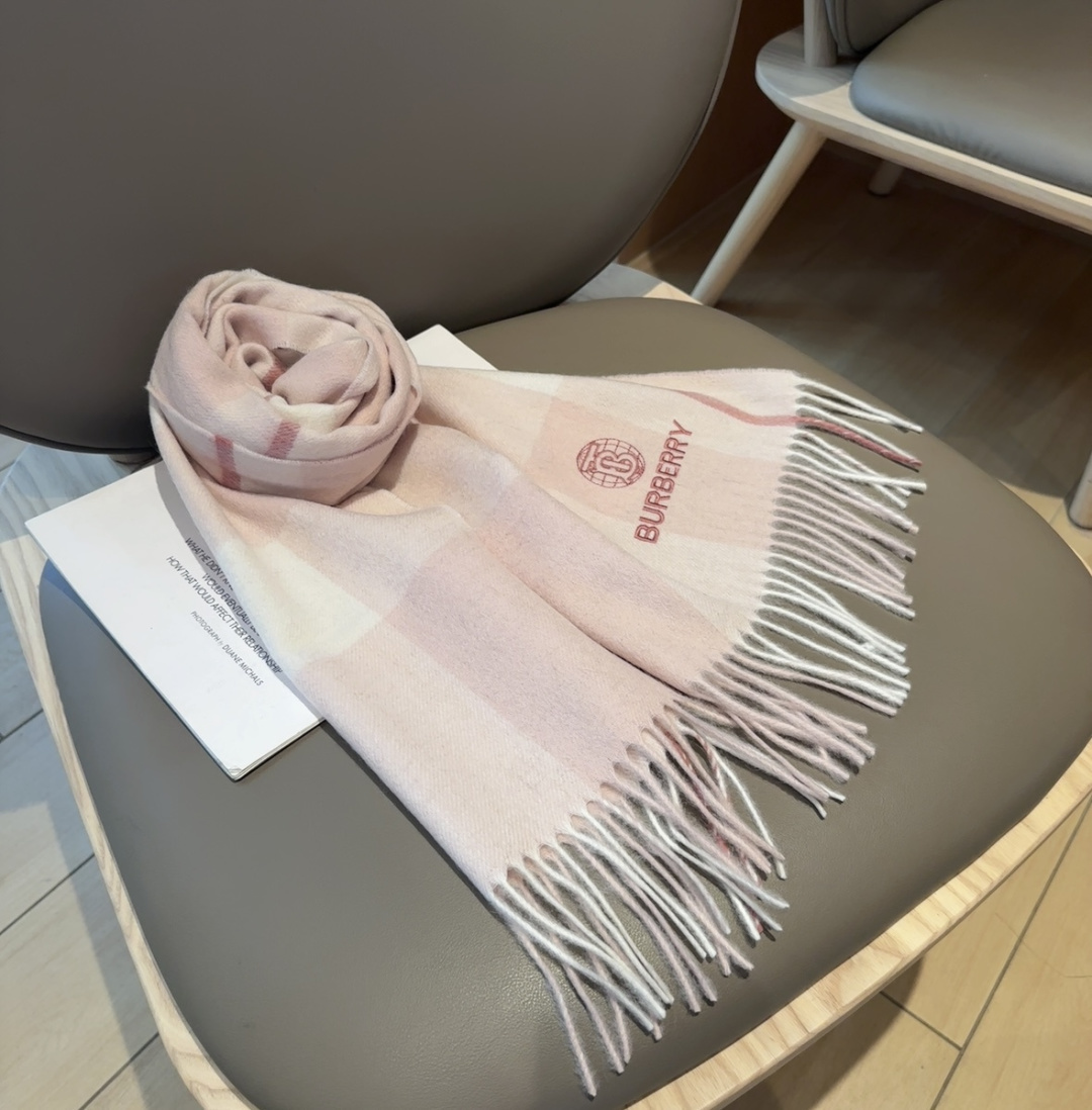 Burberry · 巴宝莉格子围巾❗️好看的要疯掉了，太有型太有魅力了❗️❗️非常斯文时尚的秋冬单品！