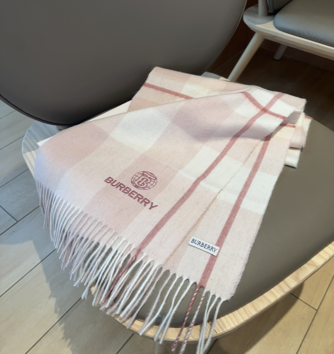 Burberry · 巴宝莉格子围巾❗️好看的要疯掉了，太有型太有魅力了❗️❗️非常斯文时尚的秋冬单品！