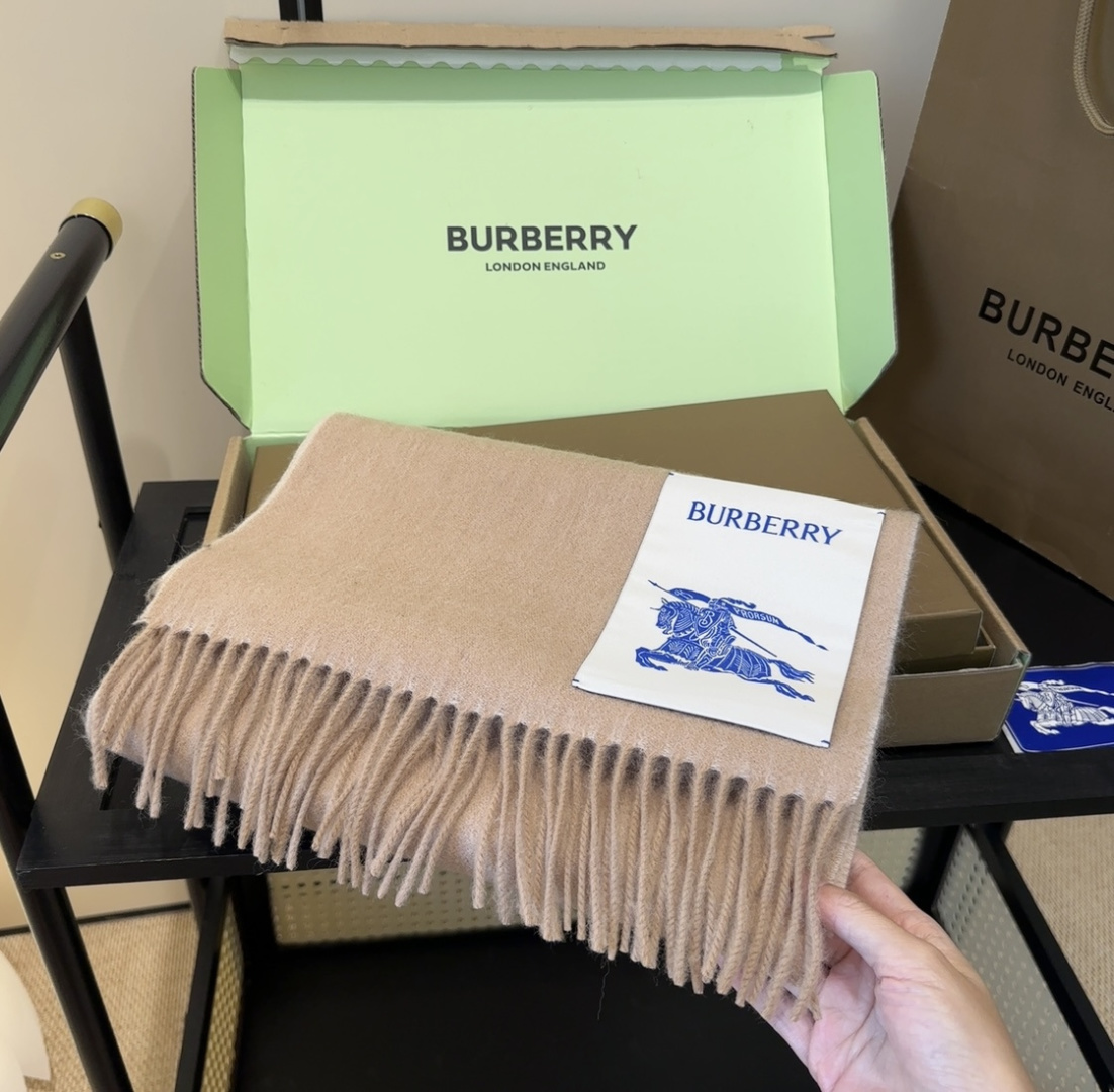 Burberry · 巴宝莉围巾❗️好看的要疯掉了，太有型太有魅力了❗️❗️非常斯文时尚的秋冬单品！真的