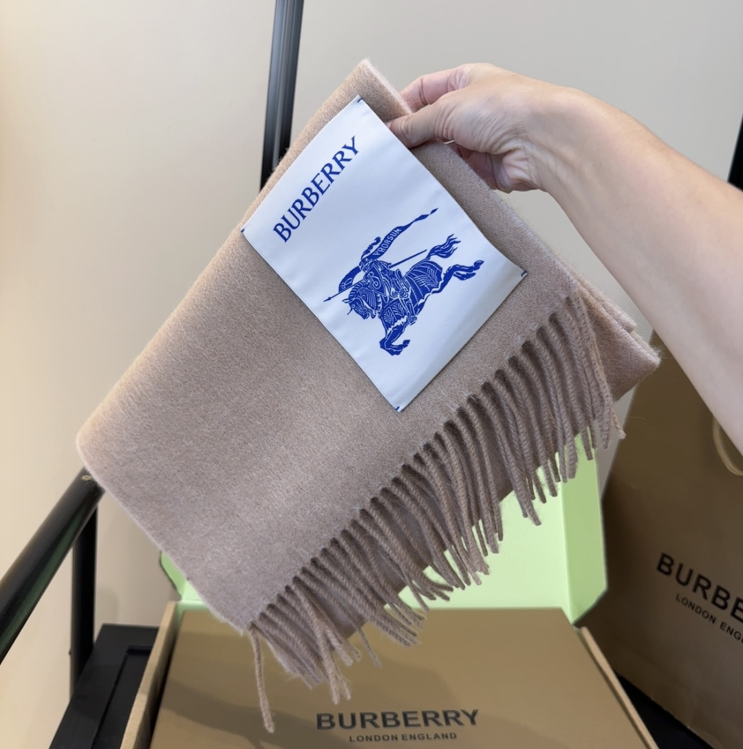Burberry · 巴宝莉围巾❗️好看的要疯掉了，太有型太有魅力了❗️❗️非常斯文时尚的秋冬单品！真的