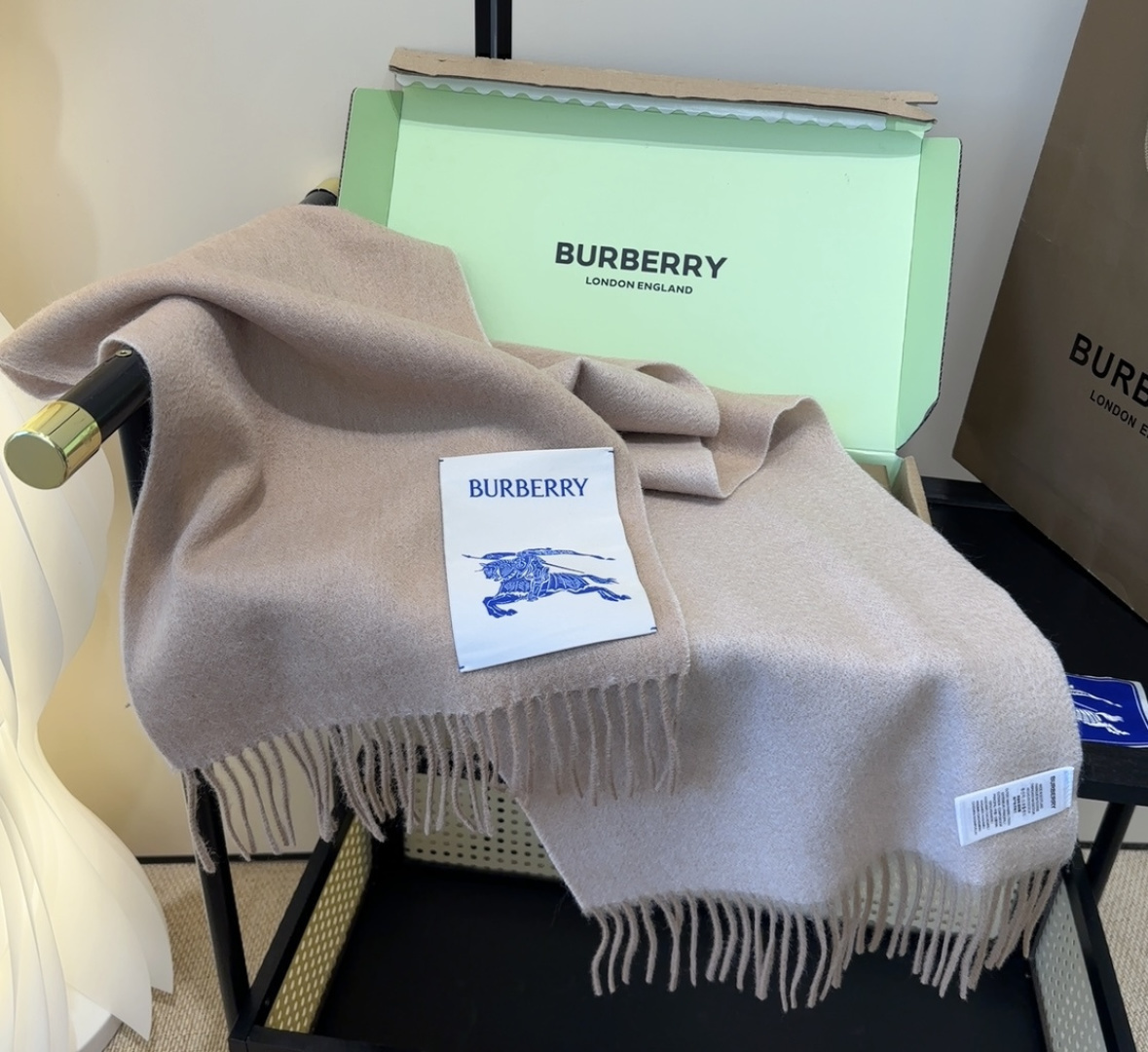 Burberry · 巴宝莉围巾❗️好看的要疯掉了，太有型太有魅力了❗️❗️非常斯文时尚的秋冬单品！真的