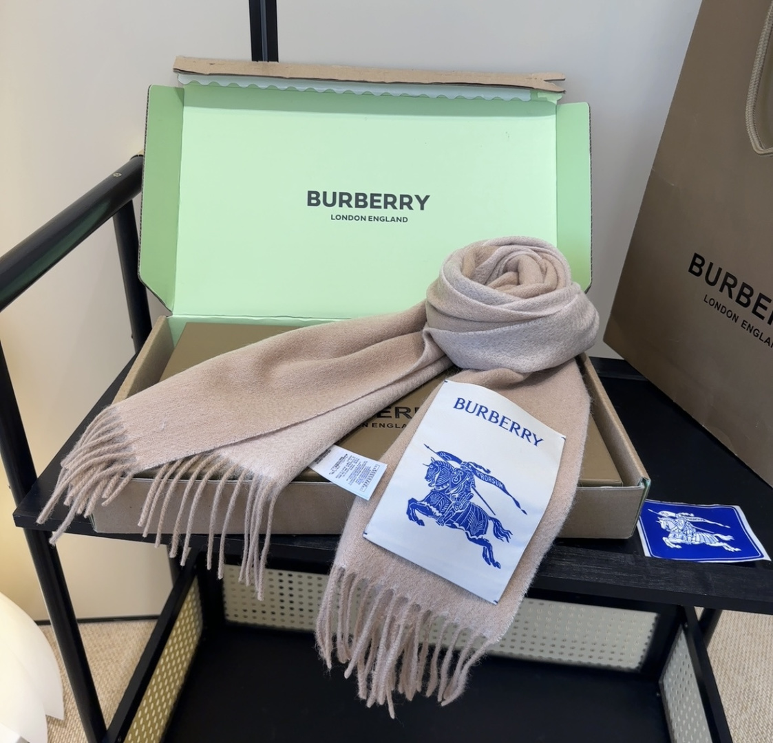 Burberry · 巴宝莉围巾❗️好看的要疯掉了，太有型太有魅力了❗️❗️非常斯文时尚的秋冬单品！真的