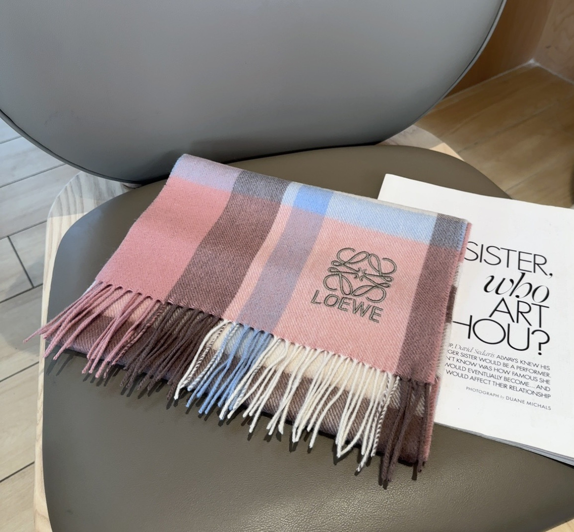 【▪Loewe · 罗意威难得一见的温柔配色，低调又不失优雅❗】重点推荐❗双面配色，一条围巾两种风格搭配