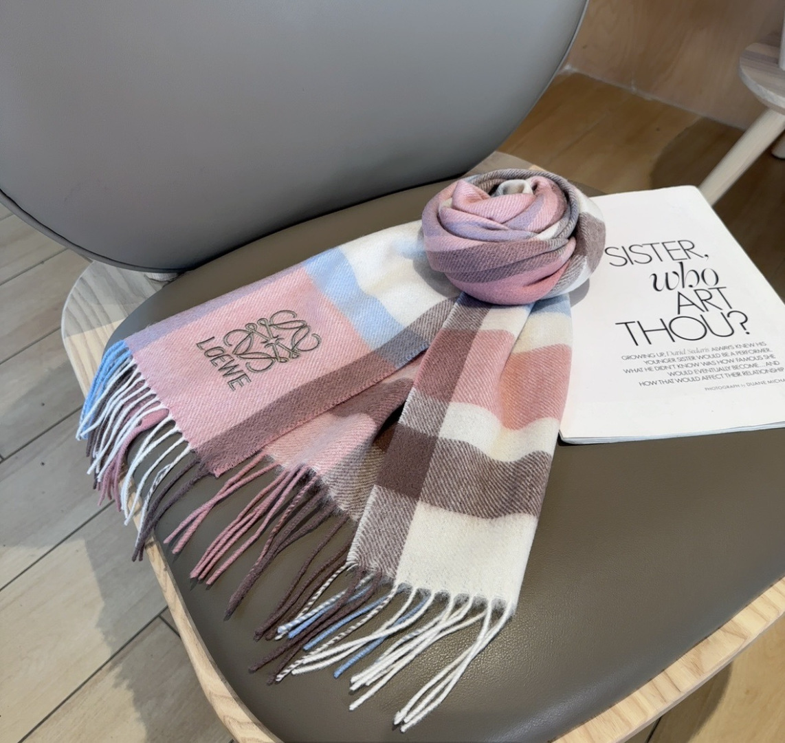 【▪Loewe · 罗意威难得一见的温柔配色，低调又不失优雅❗】重点推荐❗双面配色，一条围巾两种风格搭配