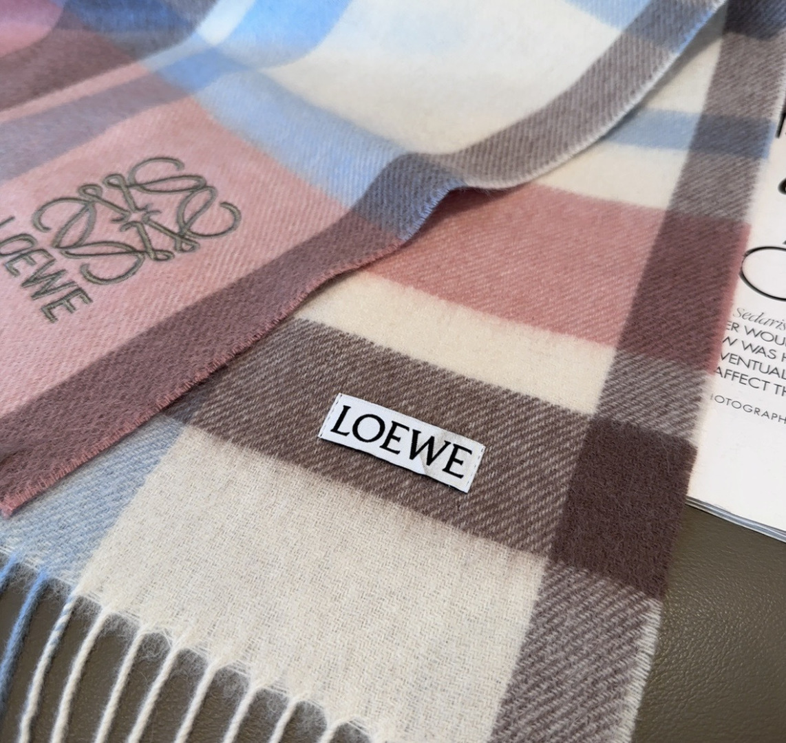 【▪Loewe · 罗意威难得一见的温柔配色，低调又不失优雅❗】重点推荐❗双面配色，一条围巾两种风格搭配