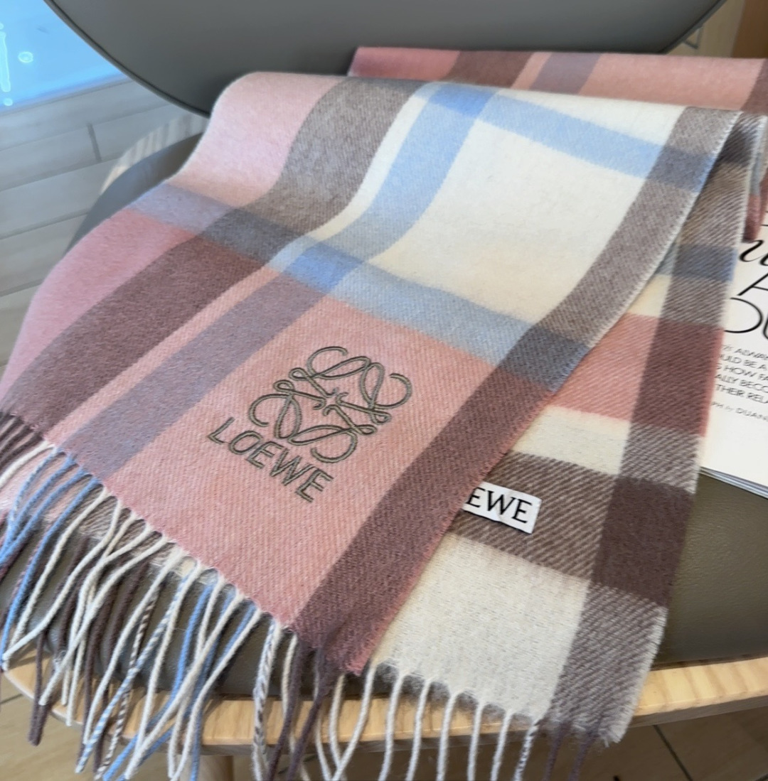 【▪Loewe · 罗意威难得一见的温柔配色，低调又不失优雅❗】重点推荐❗双面配色，一条围巾两种风格搭配