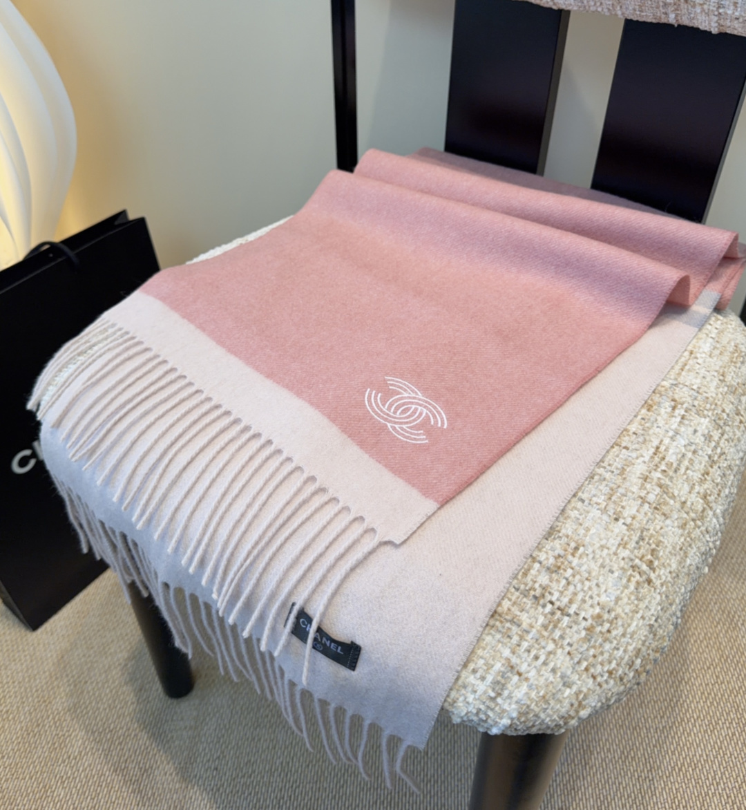 上新！2025秋冬香奈儿男女同款，同步，高端羊绒针织围巾！ 可正式，可随意，非常Classical的设计