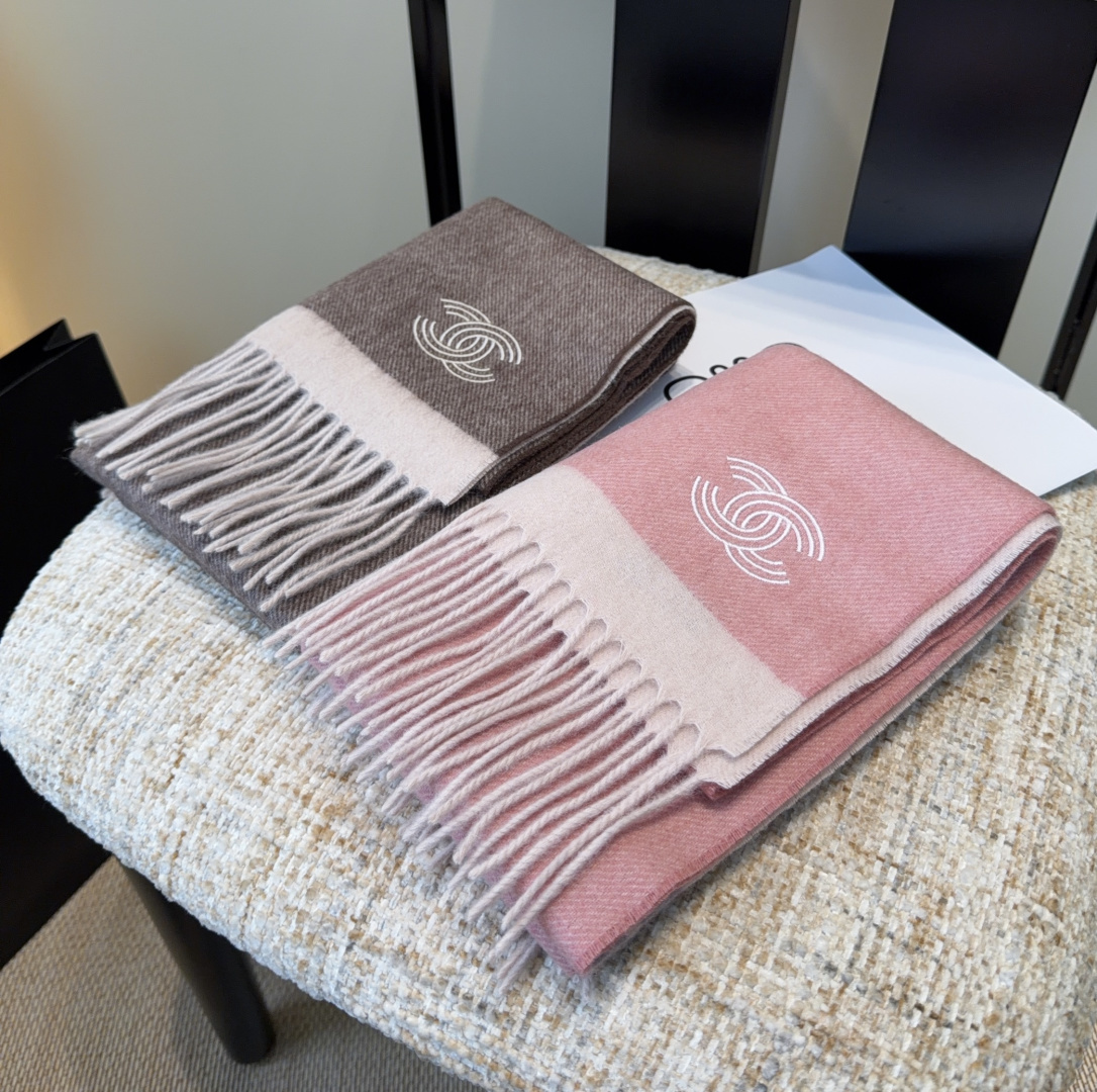 上新！2025秋冬香奈儿男女同款，同步，高端羊绒针织围巾！ 可正式，可随意，非常Classical的设计