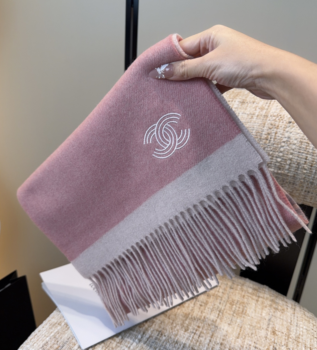 上新！2025秋冬香奈儿男女同款，同步，高端羊绒针织围巾！ 可正式，可随意，非常Classical的设计